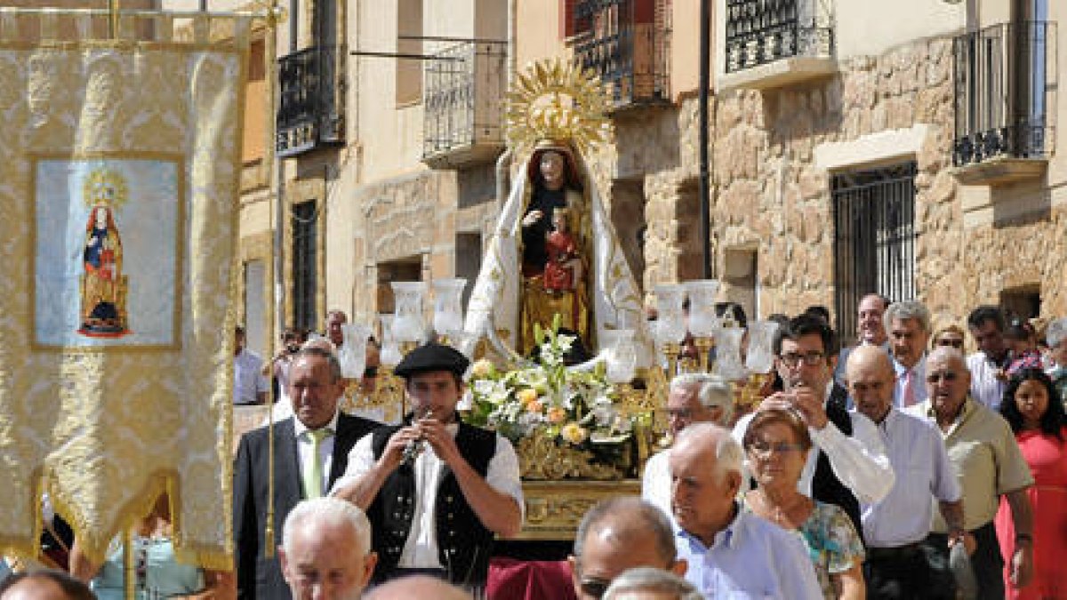 La procesión discurre por las calles del pueblo. /  DIEGO MAYOR-