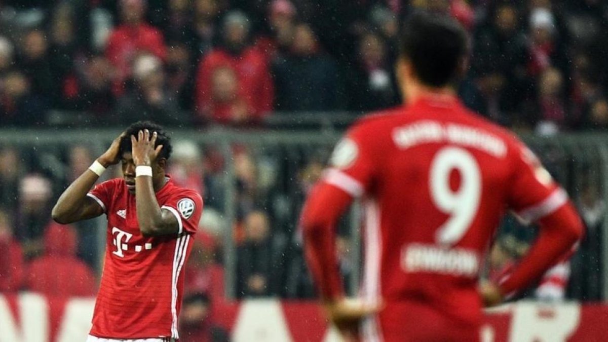 David Alaba, abatido tras el partido contra el Borussia Dortmund durante la semifinal de Copa.-EFE / CHRISTIAN BRUNA