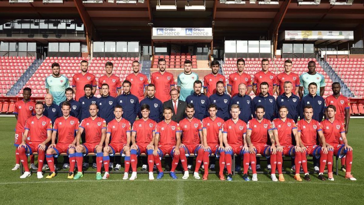 La foto oficial del Numancia en el césped de Los Pajaritos.-Valentín Guisande