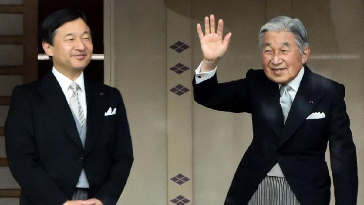 El emperador Akihito, a la derecha, con el príncipe Naruhito, a la izquierda.-AFP / TOSHIFUMI KITAMURA