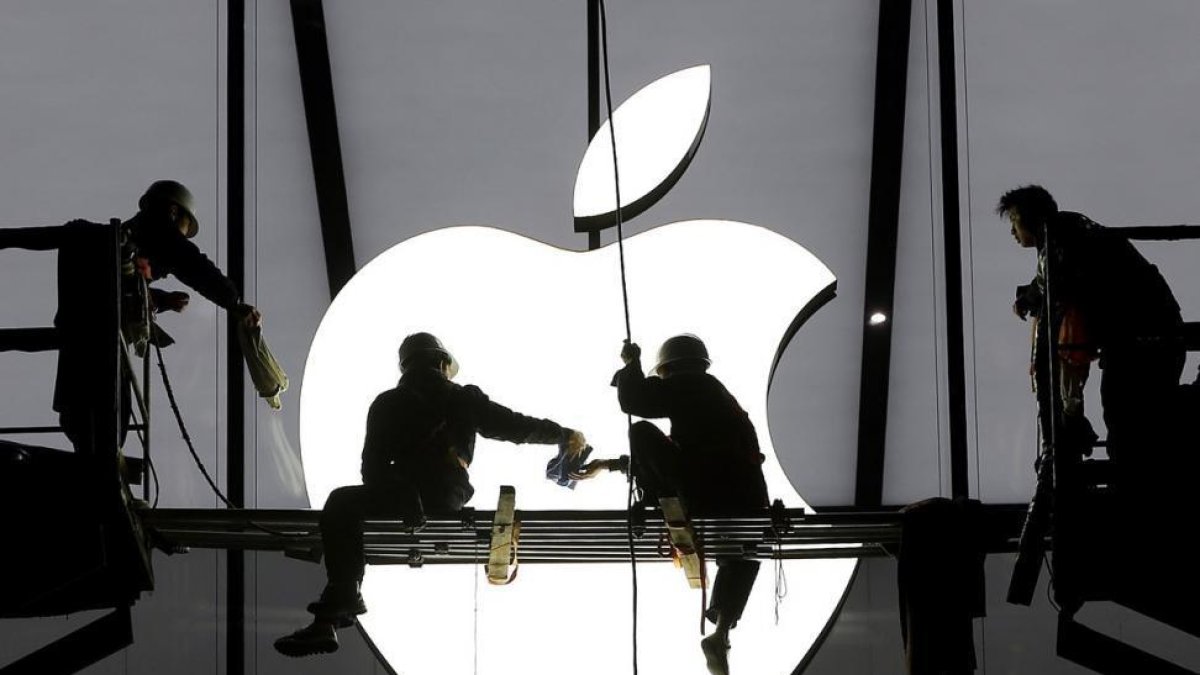 Unos trabajadores preparan la nueva tienda de Applen en Hangzhou (China), el pasado enero.-CHANCE CHAN / REUTERS