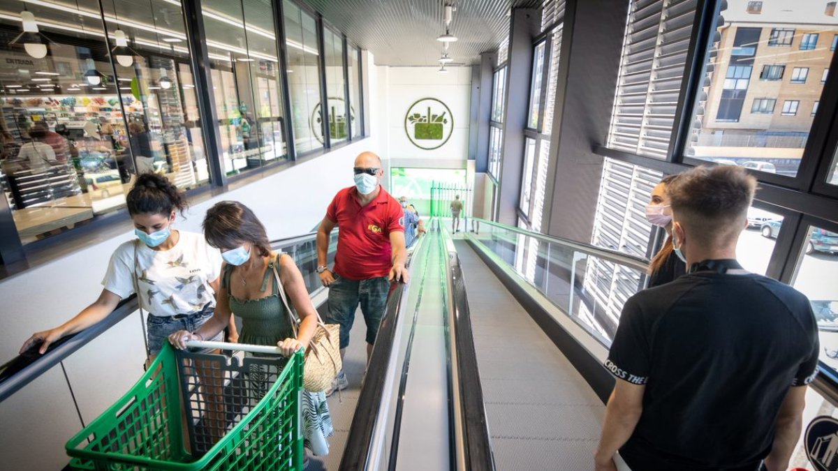 La tienda reformada de Mercadona en el barrio de Santa Bárbara en su reapertura. GONZALO MONTESEGURO