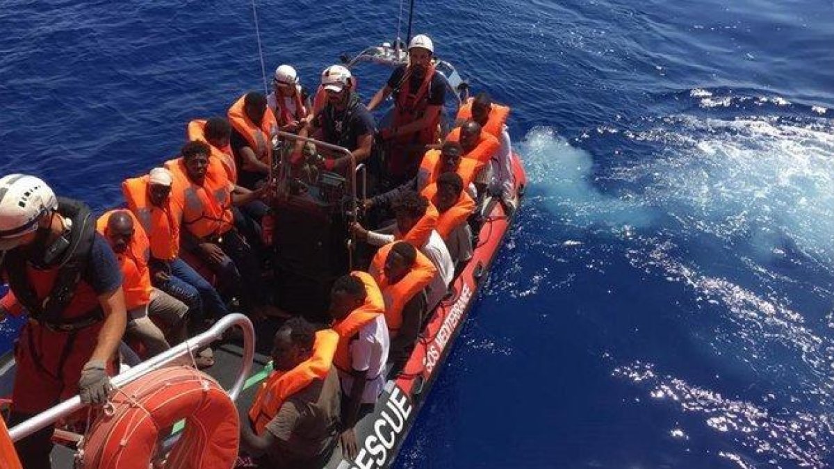 Náufragos rescatados por el ’Ocean Viking’, de Médicos sin Fronteras y SOS Mediterranée.-EFE
