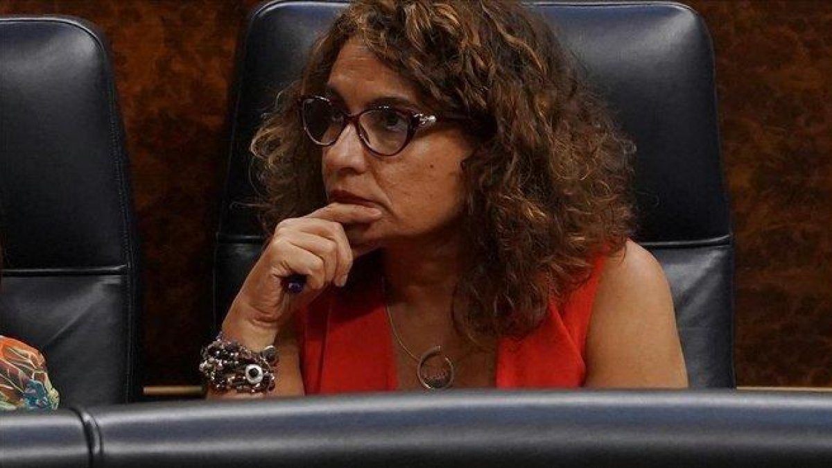 La ministra de Hacienda, María Jesús Montero, en el pleno extraordinario del Congreso sobre la crisis del Open Arms.-JOSÉ LUIS ROCA