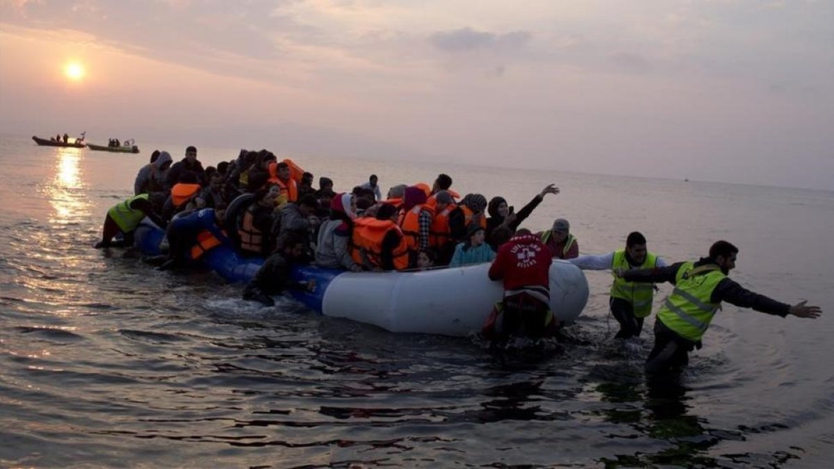Una embarcación de migrantes llegando a la isla de Lesbos el domingo día 20 de marzo.-Petros Giannakouris