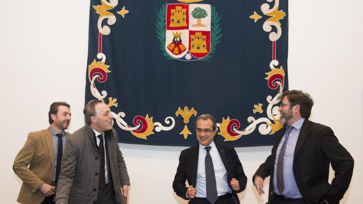 De izquierda derecha: Óscar Sánchez Muñoz, profesor de Derecho Constitucional de la Universidad de Valladolid; Carlos Ortega Santiago, secretario General de las Cortes de Castilla y León y profesor de Derecho Constitucional de la Universidad de Valladolid-ICAL