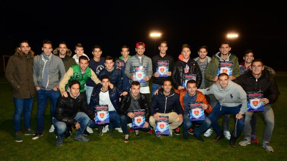 Los jugadores rojillos con el álbum que desde ayer está a la venta.-ÁLVARO MARTÍNEZ