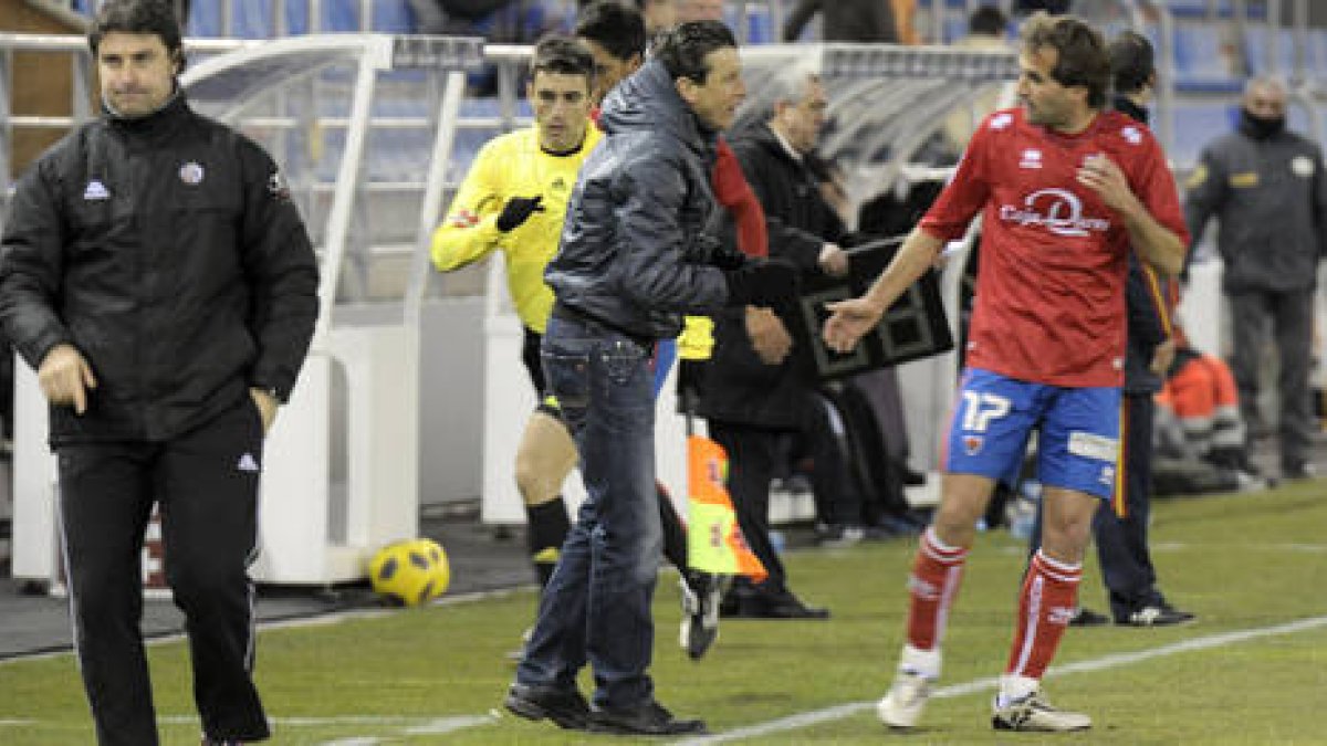 El técnico del Numancia Juan Carlos Unzué se dirige a Barkero durante el choque contra el Salamanca. / ÚRSULA SIERRA-