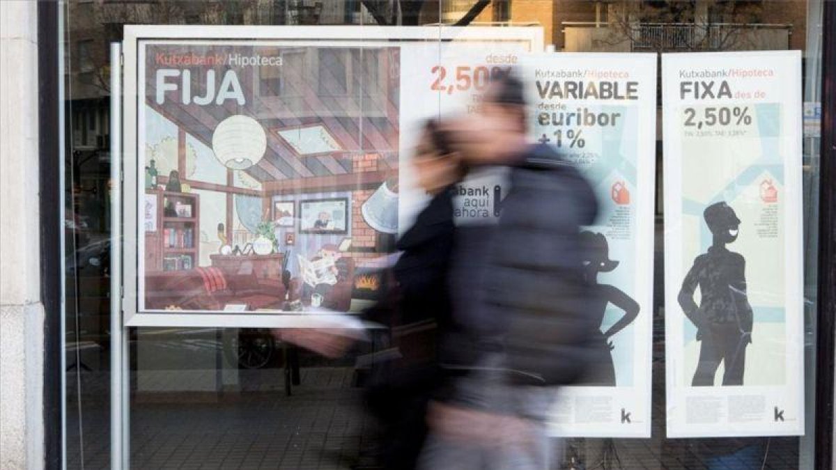 Promoción de hipotecas en una oficina bancaria de Barcelona.-FERRAN NADEU