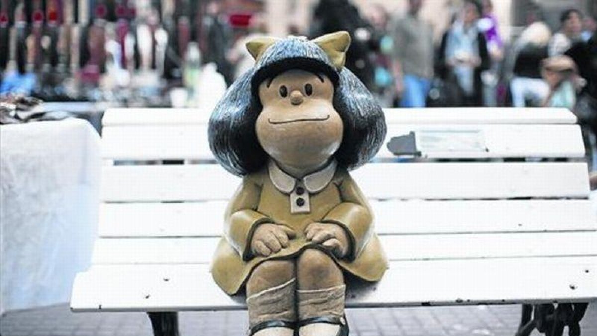 Una muñeca de Mafalda en un banco de Buenos Aires, en la Argentina natal de Quino, su creador.-EFE / DAVID FERNÁNDEZ