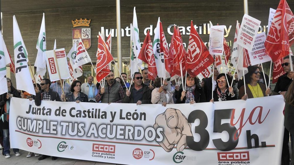 Concentración de empleados públicos de la Junta para exigir las 35 horas semanales-Valentín Guisande