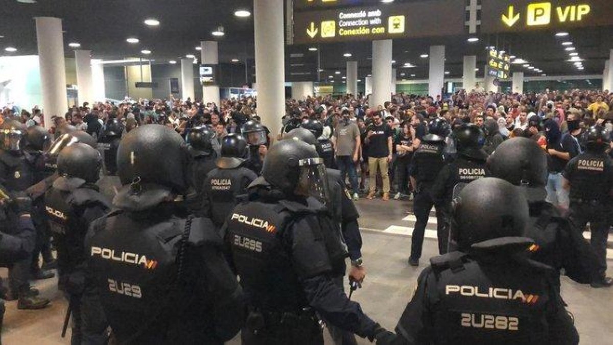 Agentes de policía durante la protesta de Tsunami en el aeropuerto de El Prat.-