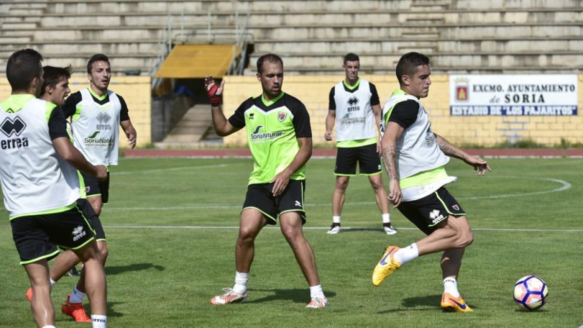 Marc Pedraza se prepara para golpear el balón durante el entrenamiento de ayer.-VALENTÍN GUISANDE