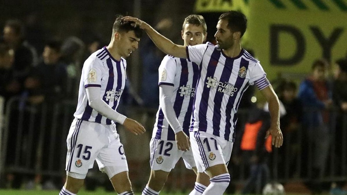 Aguado, dorsal 15, es felicitado por Moyano y De Frutos en el partido de Copa del Valladolid en Tolosa.-Diario de Valladolid El Mundo