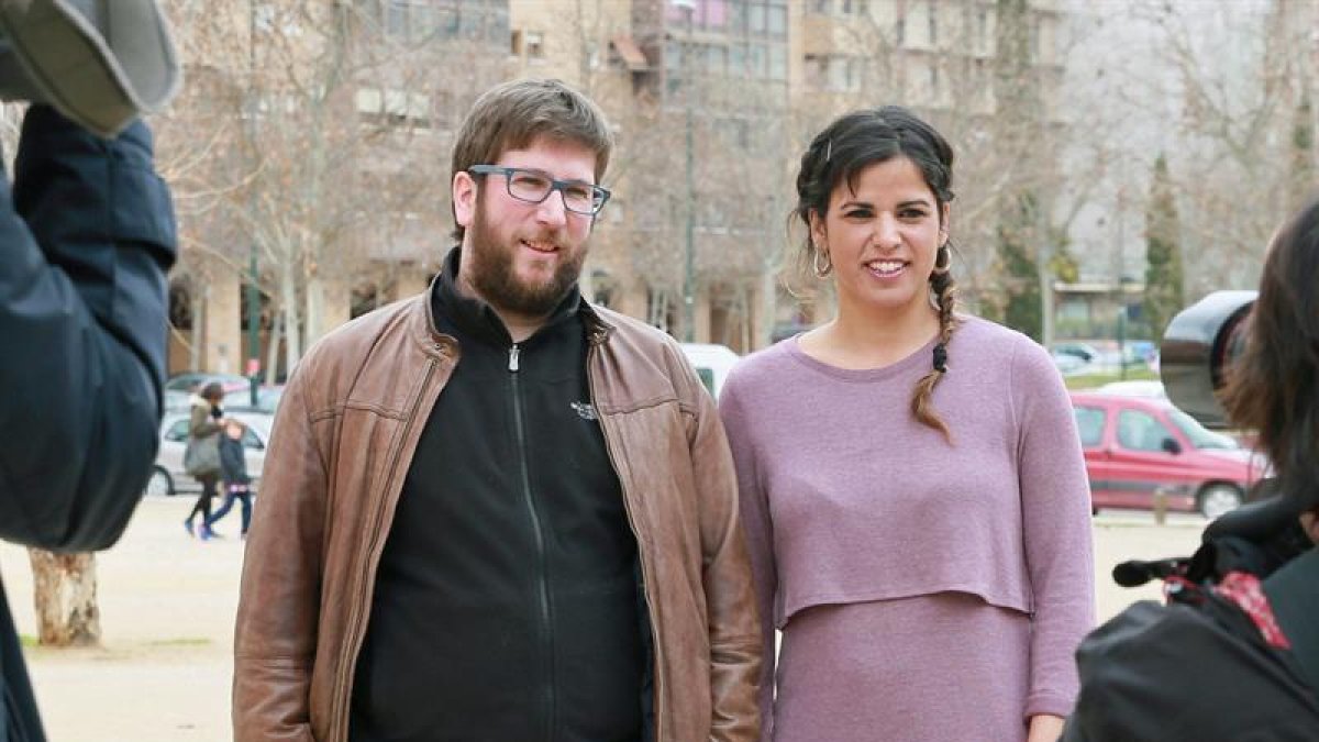 El eurodiputado Miguel Urbán y la coordinadora de Podemos en Andalucía, Teresa Rodríguez, posan antes de presentar en Zaragoza la propuesta 'Podemos en movimiento',-EFE