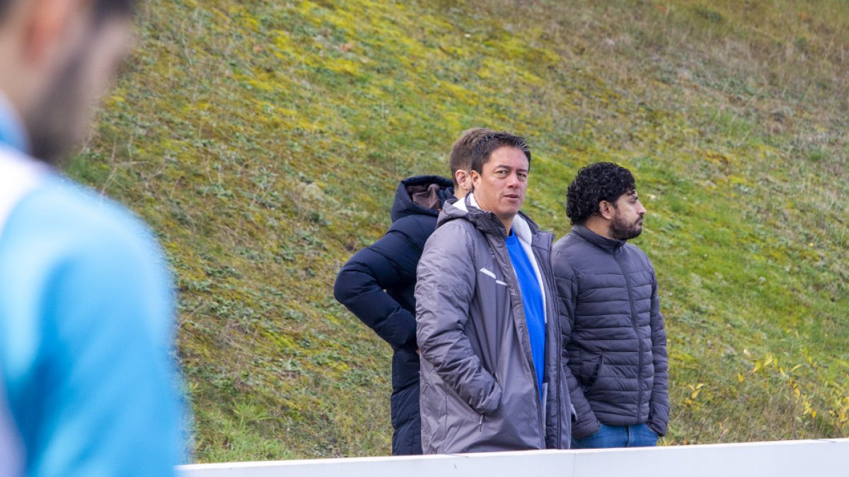 El gerente deportivo del Independiente del Valle, Roberto Arroyo, en el entrenamiento del primer equipo del Numancia en la Ciudad Deportiva. MARIO TEJEDOR