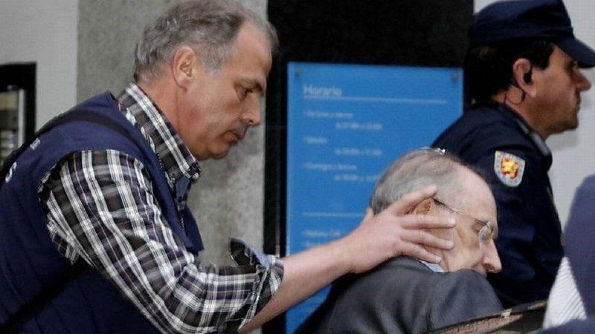 Rodrigo Rato sale de su domicilio detenido en abril del 2015.-JUAN MANUEL PRATS