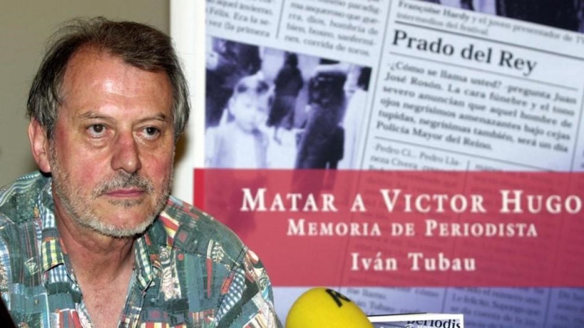 Iván Tubau, en el 2002, en la presentación de su libro 'Matar a Víctor Hugo. Memoria de periodista'.-EFE