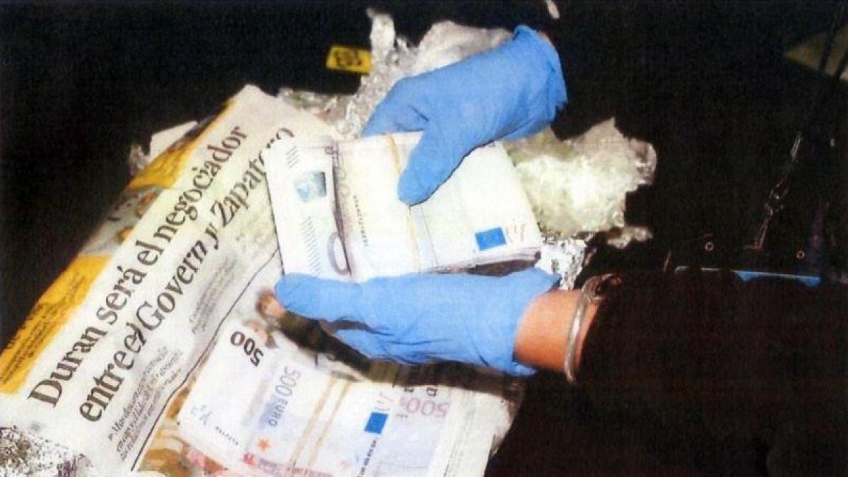 Fajos de billetes de 500 euros hallados en la caja fuerte de Josep Antoni Rosell.-
