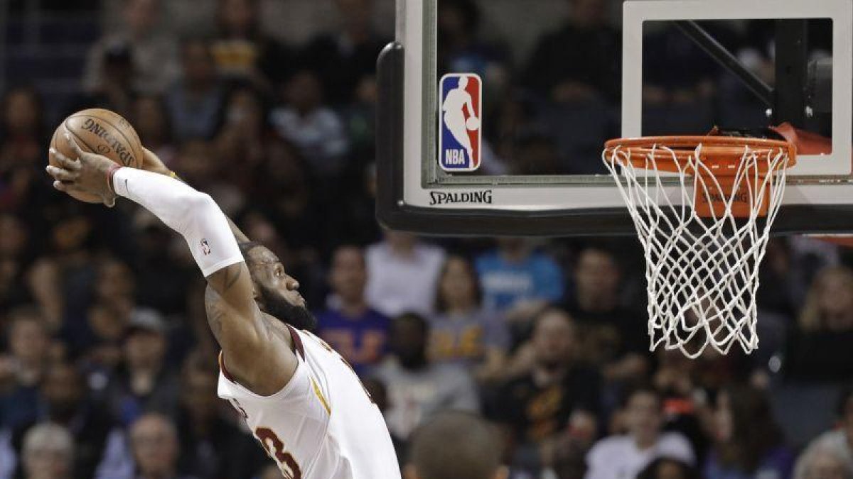 LeBron James, en plena actuación.-CHUCK BURTON (AP)