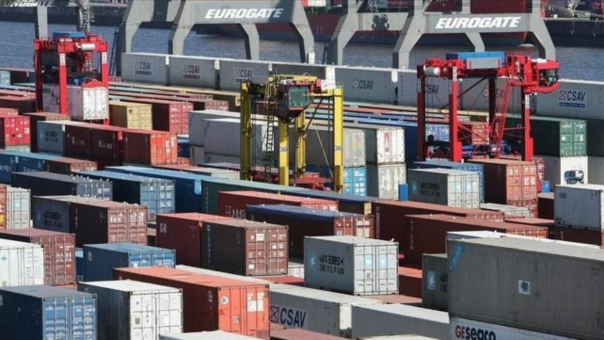 Contenedores de mercancías en el puerto de Hamburgo.-EFE / EPA / ULRICH PERREY