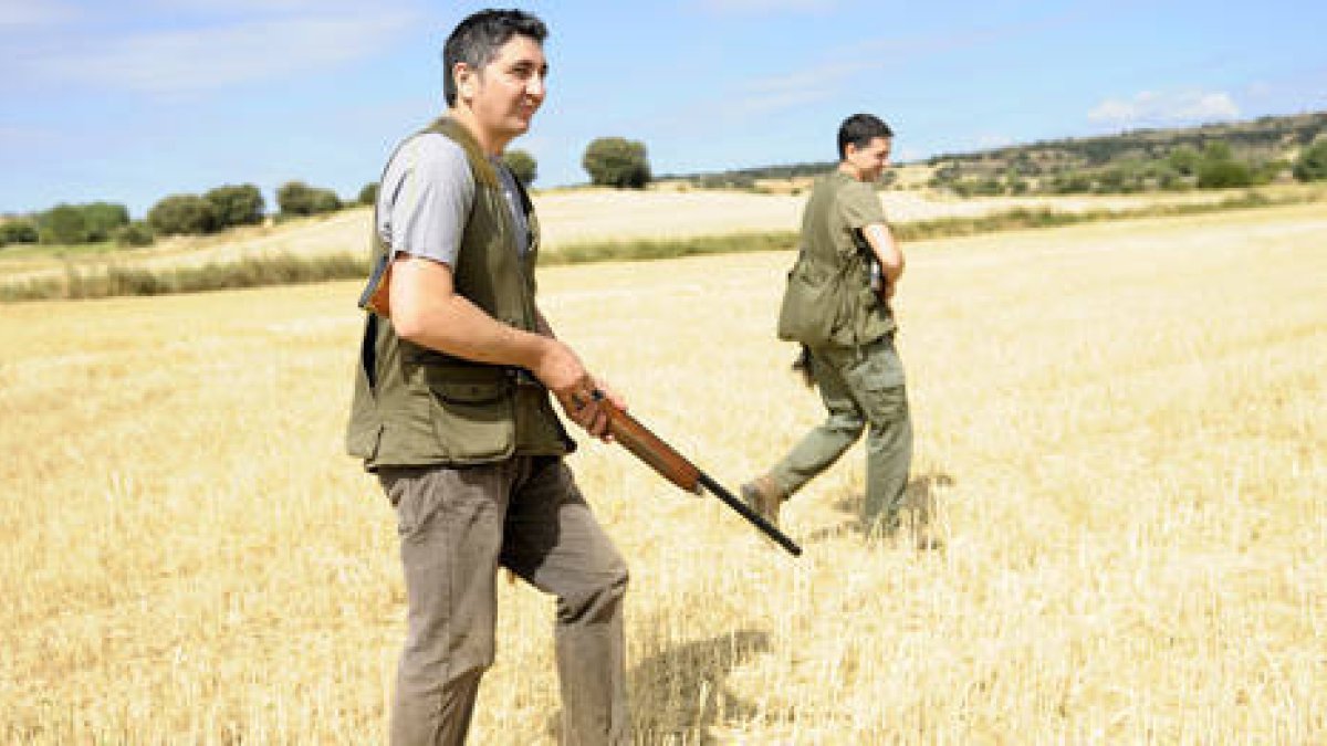 Dos cazadores rastrean un campo en busca de piezas. / VALENTÍN GUISANDE-