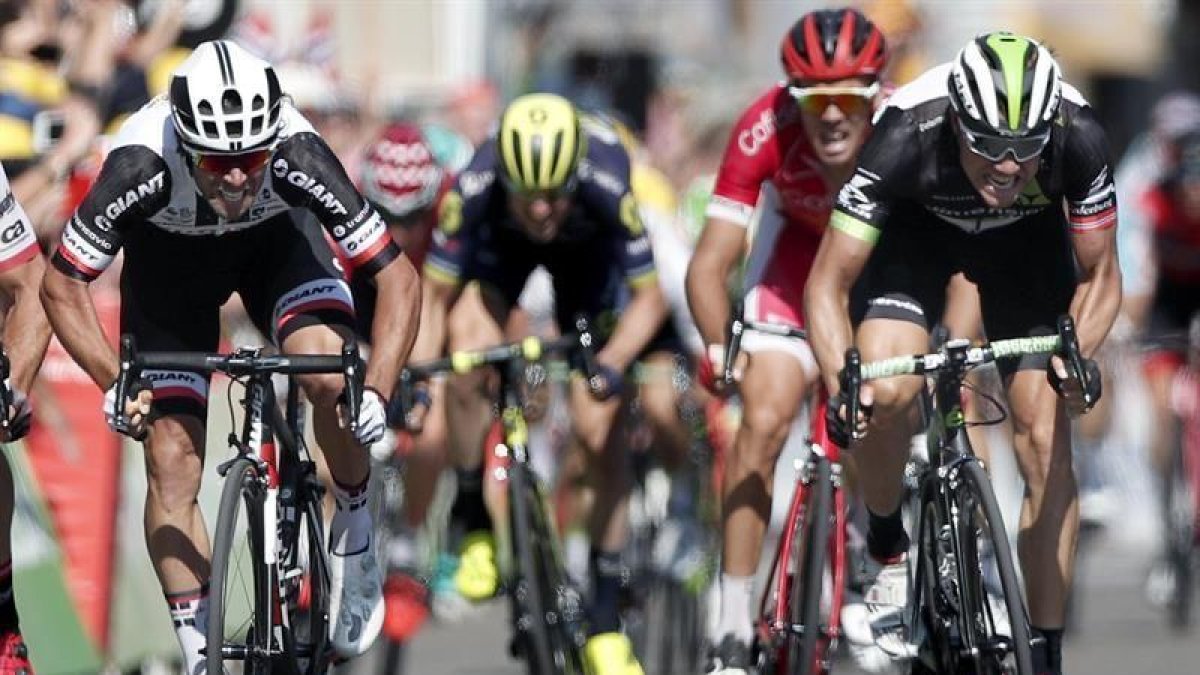El ciclista australiano Michael Matthew (i), del equipo Sunweb, cruza la línea de meta como vencedor de la decimosexta etapa del Tour de Francia-EFE