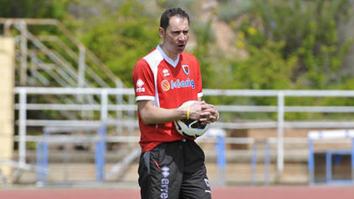 Machín dirigirá mañana su último partido como técnico del Numancia. / Valentín Guisande-
