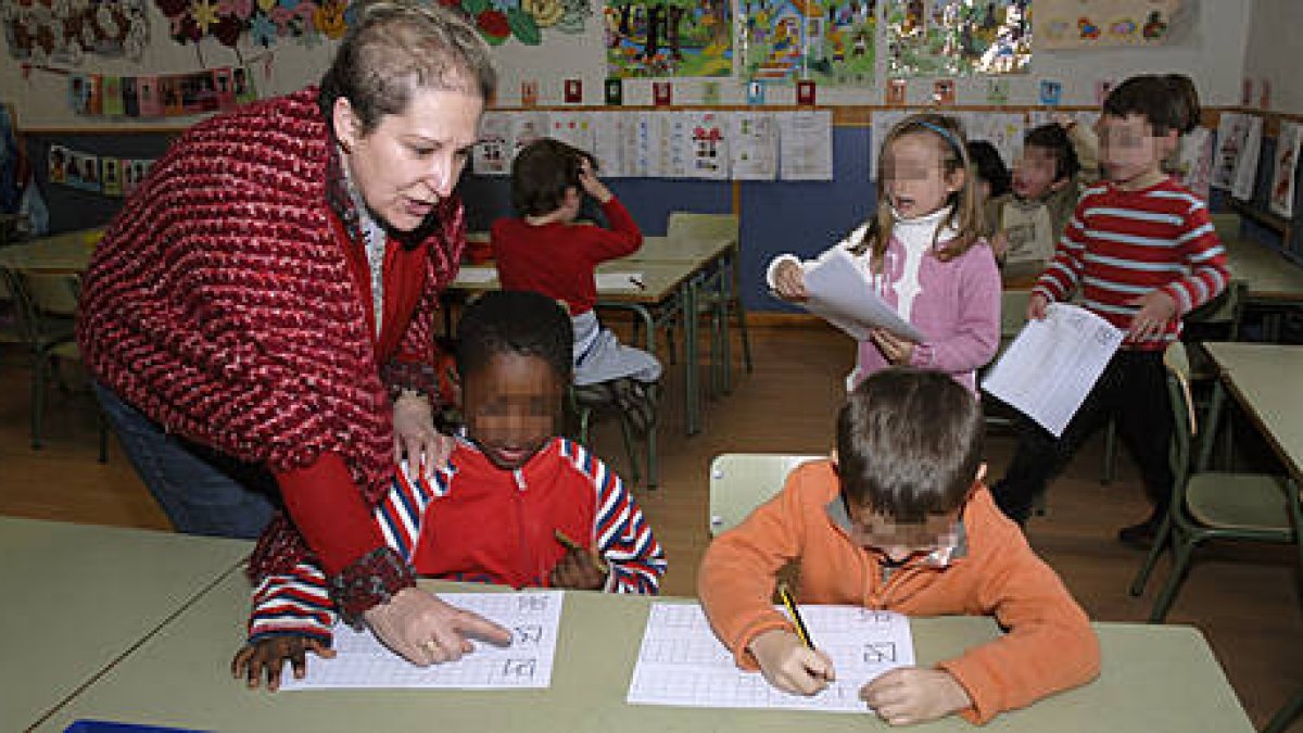 Una maestra con sus alumnos en un colegio de Soria / VALENTÍN GUISANDE-