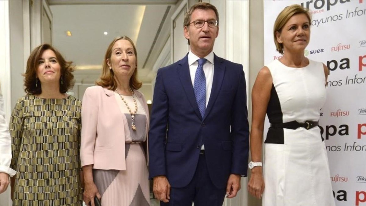 De izquierda a derecha, Soraya Sáenz de Santamaría, Ana Pastor, Alberto Núñez Feijóo y María Dolores de Cospedal, en septiembre de 2016 en Madrid.  /-EFE/ EMILIO NARANJO