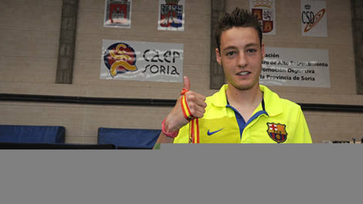 David Palacio posa con el oro logrado en Castellón. / A. Martínez-