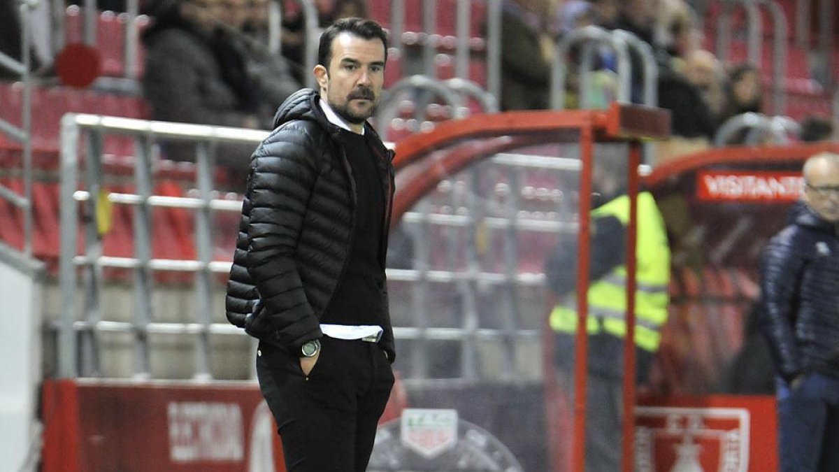 López Garai observa desde la banda el desarrollo del juego.-Valentín Guisande