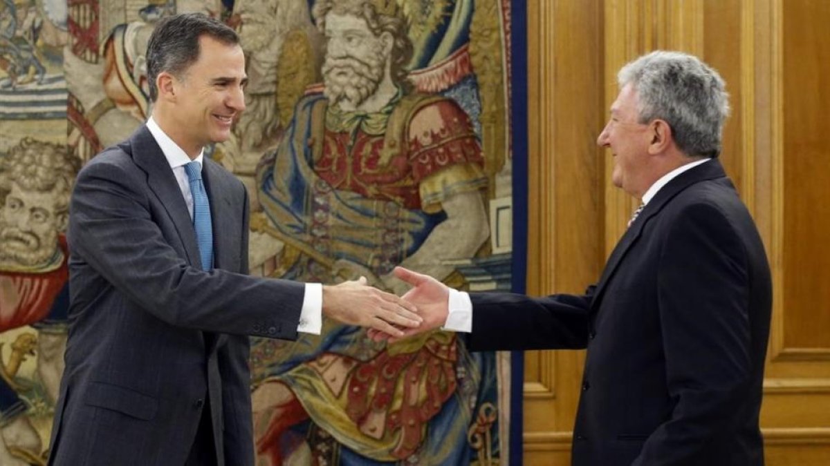 El Rey saluda a Pedro Quevedo, portavoz de Nueva Canarias, en la tercera ronda de consultas.-EFE