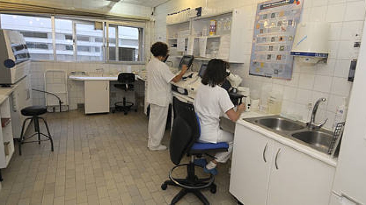 Laboratorio del complejo hospitalario de Soria. / ÁLVARO MARTÍNEZ-