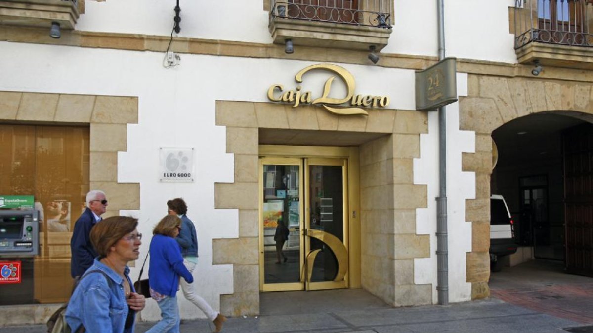 Imagen de la oficina de Caja Duero, ahora Banco Ceiss, en el centro de Soria.-MARIO TEJEDOR