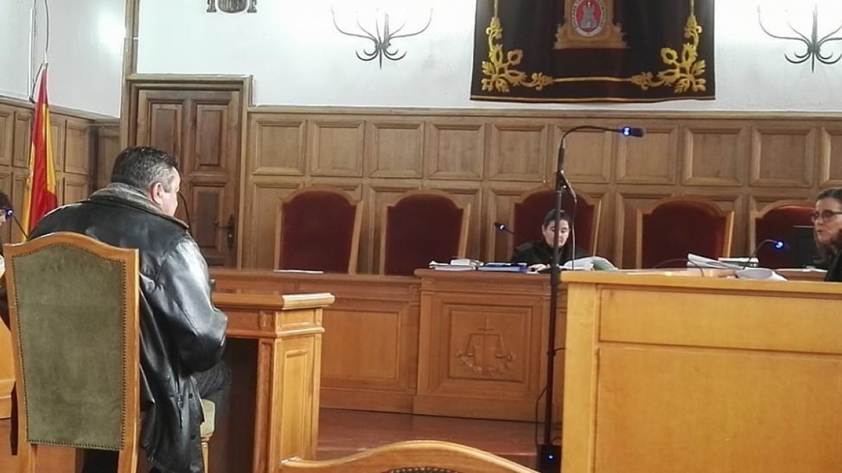 Un momento de la declaración del acusado, ayer, durante la vista oral celebrada en el Juzgado de lo Penal de Soria.-J. R. R.