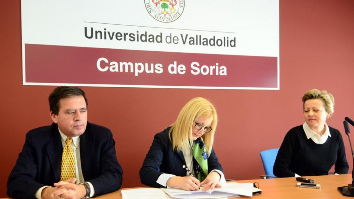 Javier Barrio, Blanca García y María Teresa Pacho durante la firma del acuerdo.-ÁLVARO MARTÍNEZ