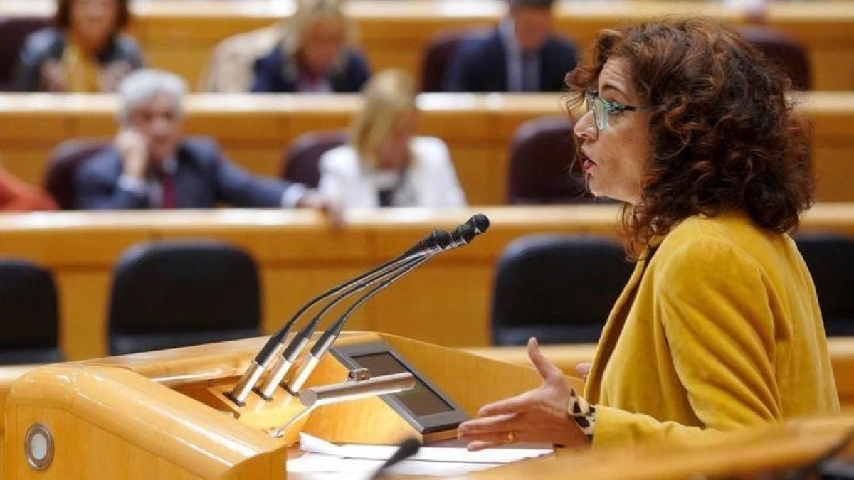 La ministra de Hacienda, María Jesús Montero, en el pleno del Senado convocado para debatir la senda de estabilida del Gobierno.-JOSE LUIS ROCA