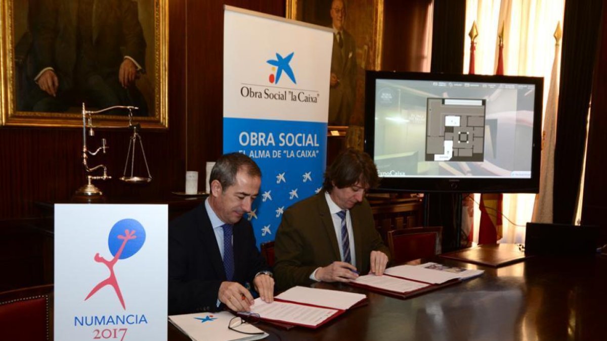 Bilbao y Mínguez firman el acuerdo para la llegada de la muestra.-ÁLVARO MARTÍNEZ