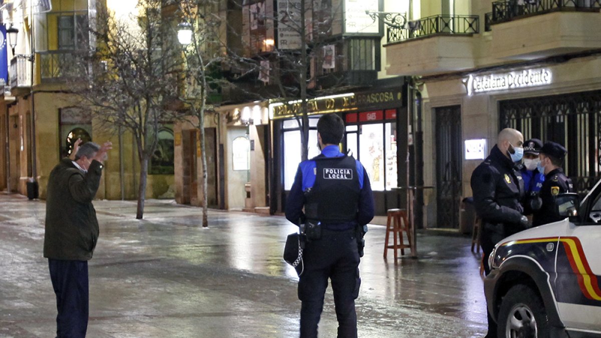 Policias multando durante la pandemia - Mario Tejedor