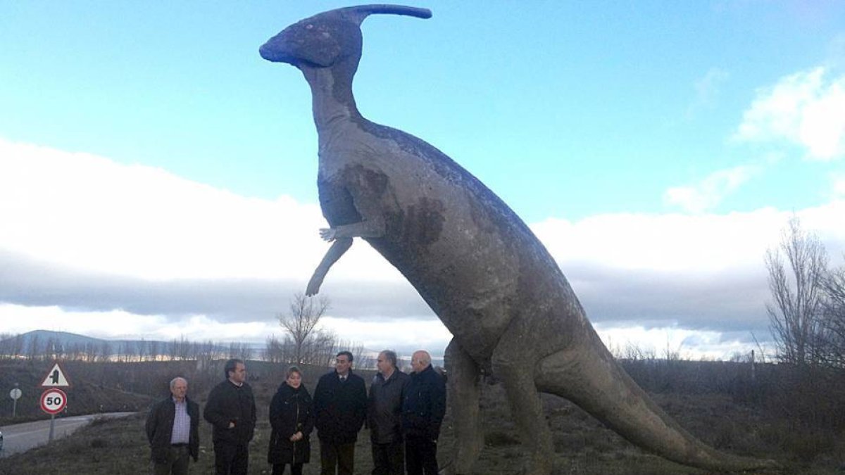 Pardo y Casado junto a alcaldes de la zona junto al dinosaurio de Garray.-DIPUTACIÓN