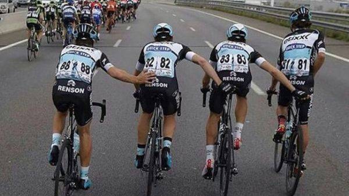 Rigoberto Urán (derecha) orina en plena carrera, durante la última etapa de la Volta a Cataluña.-Foto: TWITTER / RIGOBERTO URÁN