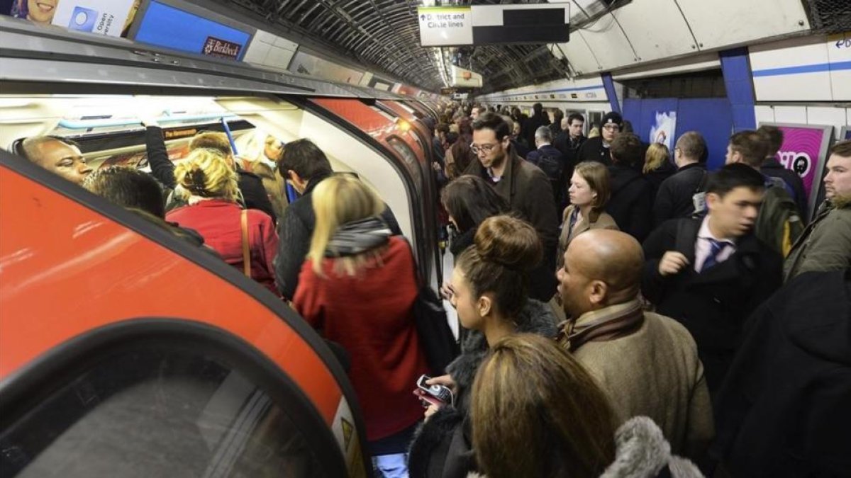 Pasajeros en el metro de Londres.-ANDY RAIN