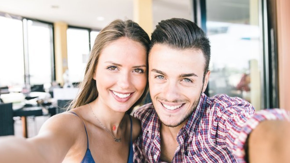 Pareja joven haciéndose un selfie.-123RF