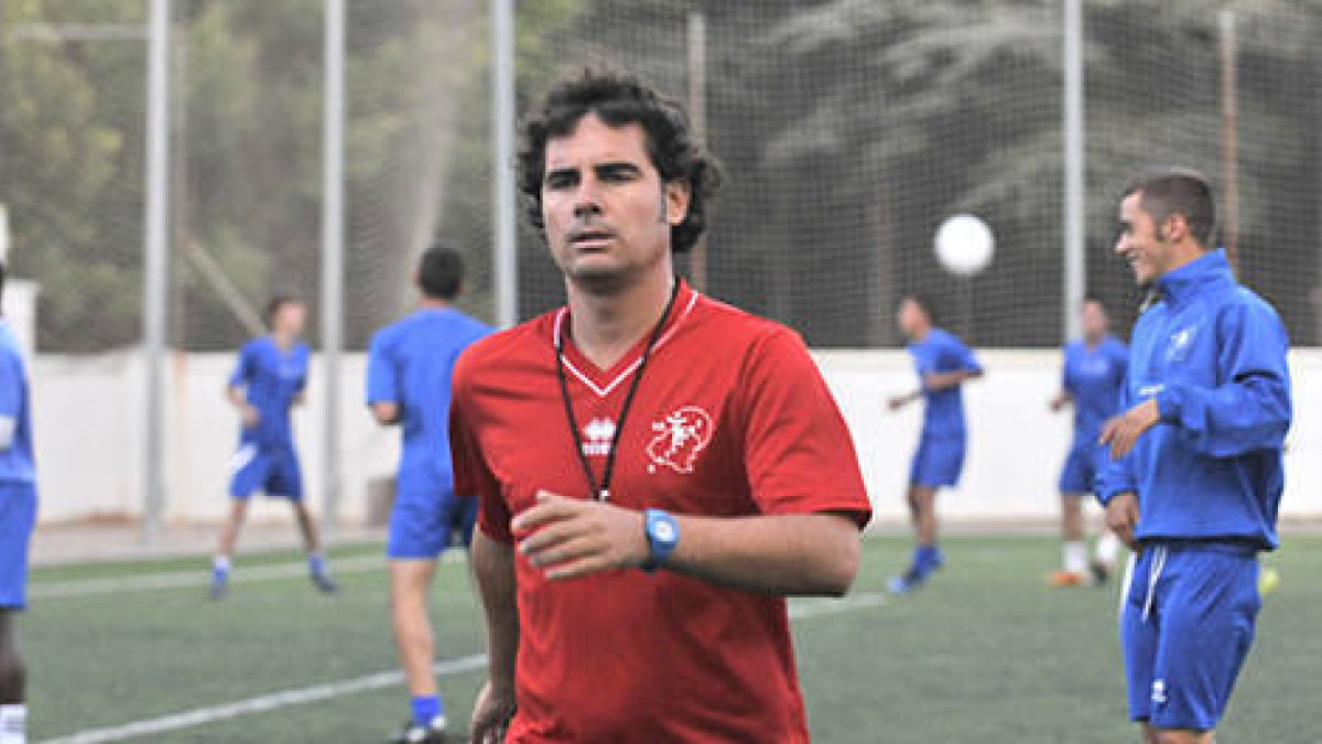 José Luis González, entrenador del Calasanz, será el director del módulo. / Valentín Guisande-