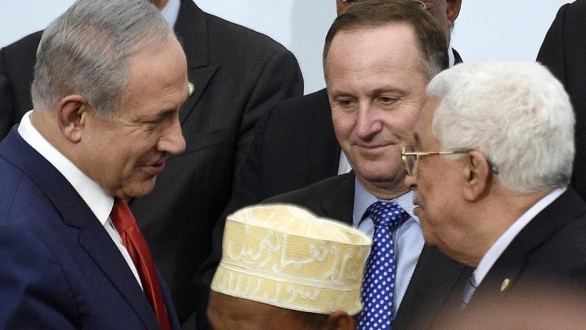 Netanyahu (izquierda) y Abás se saludan en la conferencia sobre cambio climático de la ONU, en Le Bourget, en las afueras de París, el 30 de noviembre del 2015.-AP / MARTIN BUREAU