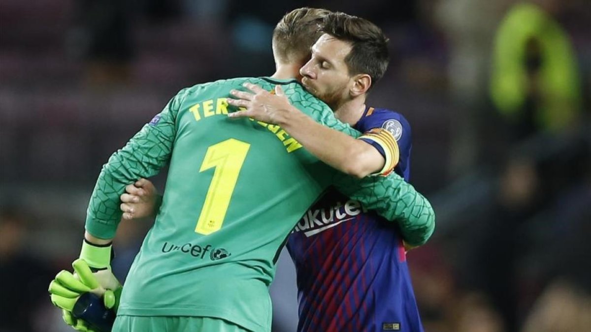 Ter Stegen y Messi se abrazan tras el triunfo del Barça sobre la Juve en el Camp Nou.-AP / FRANCISCO SECO