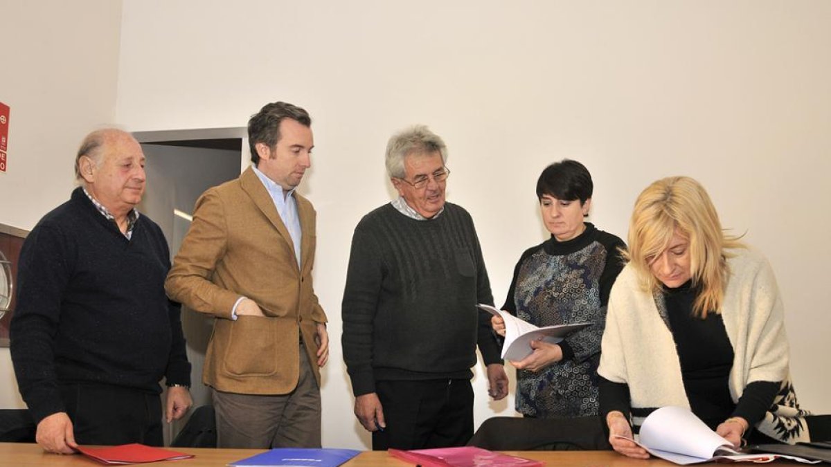 Vidal Gil, Víctor Mateo, Luis Giménez, Ana Romero y María José López tras la firma del documento reivindicativo.-VALENTÍN GUISANDE