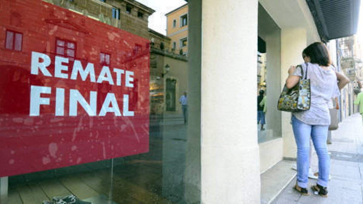 Cartel de ‘remate final’ de las rebajas de este verano en un comercio de la capital. / ÁLVARO MARTÍNEZ-