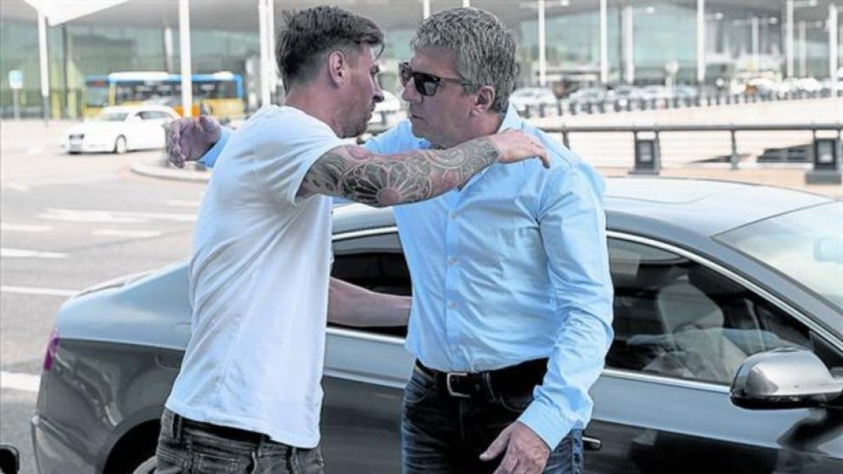 Jorge Horacio Messi despide a su hijo en el aeropuerto del Prat, el pasado martes, cuando se disponía a viajar a Argentina para unirse a su selección.-JOAN MONFORT
